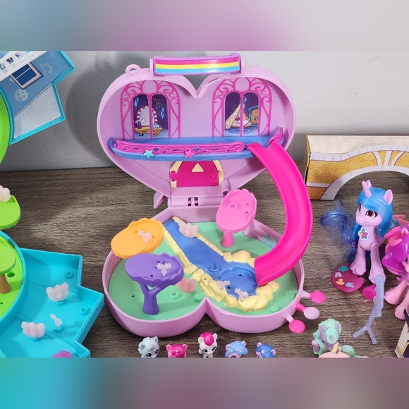 My Little Pony Mini World Magic Ultra Equestria Collection Playset & Accessories - Picture 7 of 7